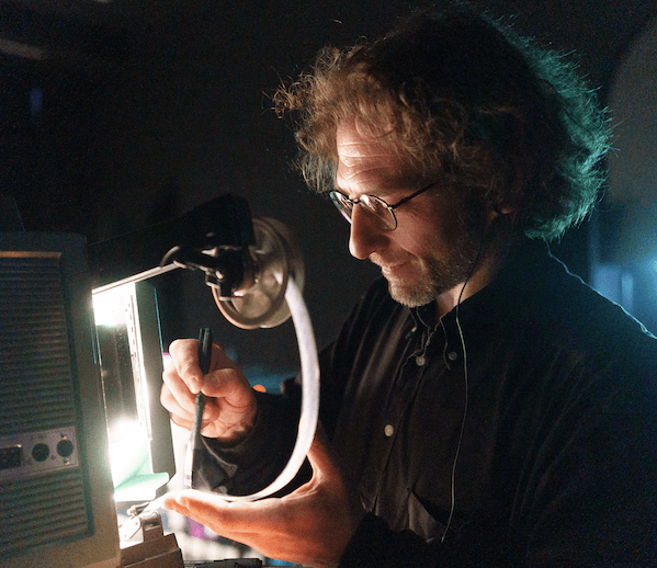 Portrait de Sébastien Ronceray, fondateur de l’association Braquage et conférencier à la Cinémathèque Française, lors d’un cours d’histoire du cinéma à la Prépa Cinéma Paris